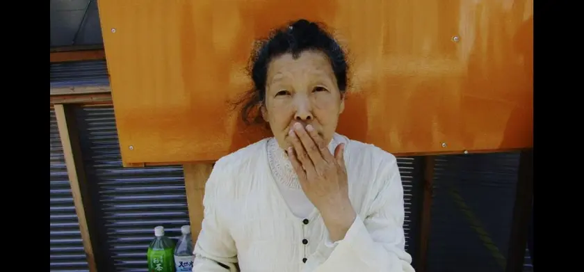 風に立つ愛子さん 場面写真 1