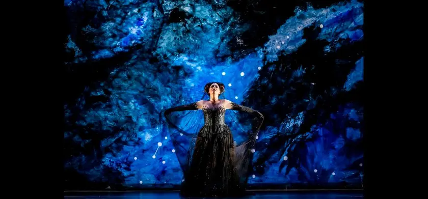 英国ロイヤル・バレエ＆オペラ in シネマ 2025/26／ロイヤル・オペラ『魔笛』 場面写真 1