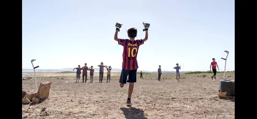 バグダッド・メッシ 片足のサッカー少年 場面写真 1