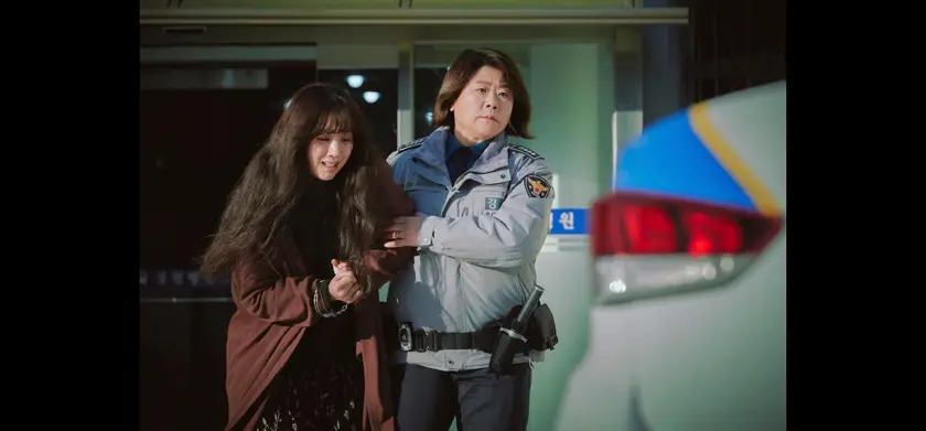 白い車に乗った女 場面写真 5