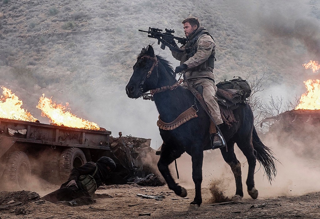 クリス・へムズワースが馬に乗りながら銃撃戦繰り広げる『ホース・ソルジャー』騎馬戦闘映像