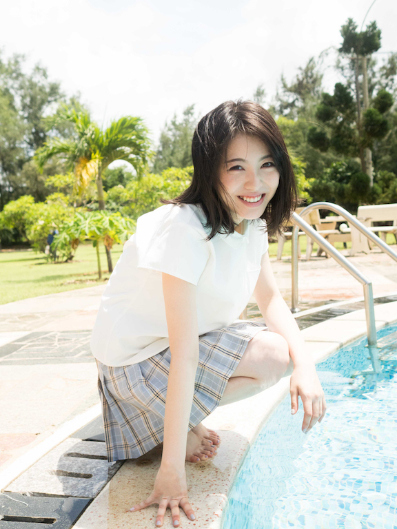 浜辺美波、“高校生最後の夏” 透明感あふれる美麗グラビア満載の2019カレンダーブック発売 Starthome 