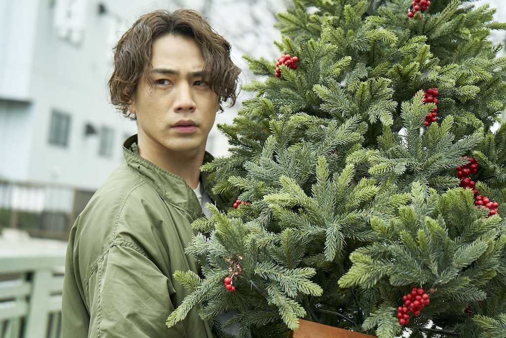 『雪の華』登坂広臣、クリスマスツリーを運ぶ凛々しいカット
