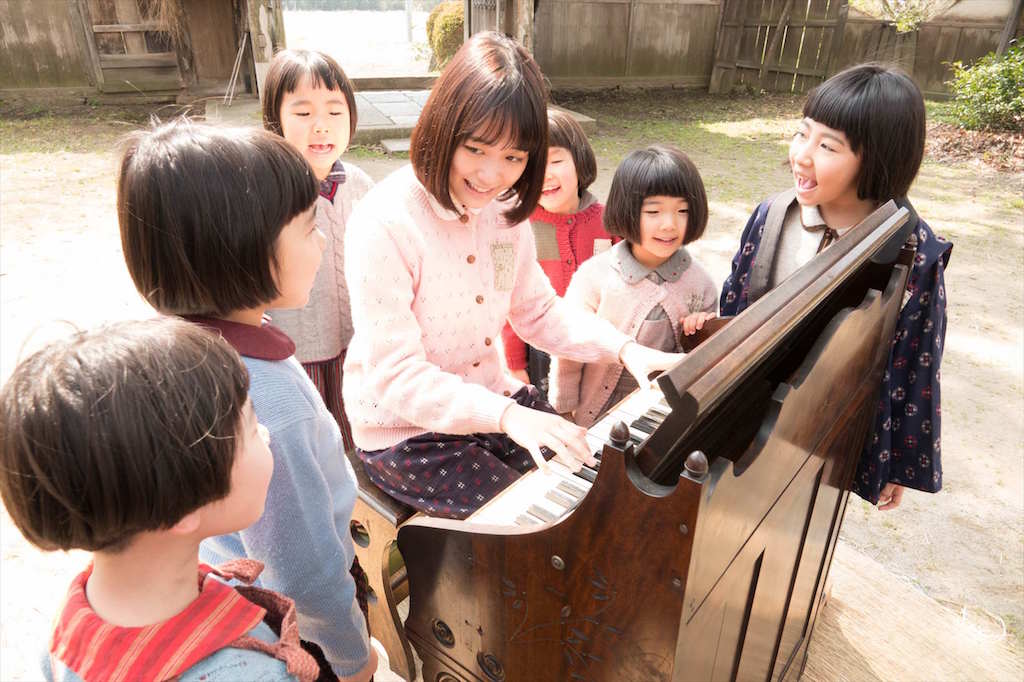 大原櫻子がオルガン演奏、子供たちが歌って踊る『あの日のオルガン』本編映像