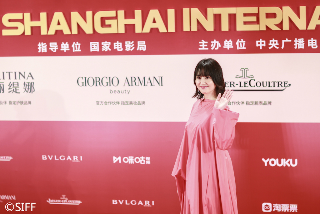 『コンフィデンスマンJP』長澤まさみ、上海映画祭でファン魅了　背中が大胆に開いた朱色ドレス着こなす