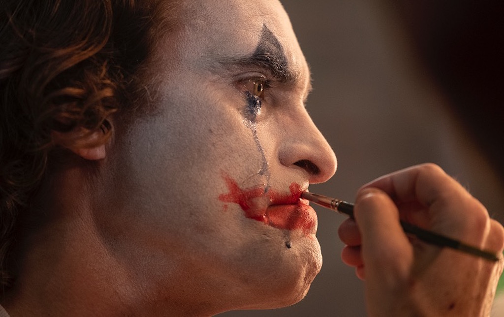 DC映画『ジョーカー』メイクと“涙の表情”捉えた場面写真、世界の映画関係者が絶賛「アカデミー賞は確実」