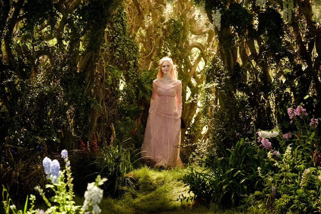 『マレフィセント2』エル・ファニングの姿捉えた場面写真2点、オーロラ姫の“ピンクのドレス”が実写に