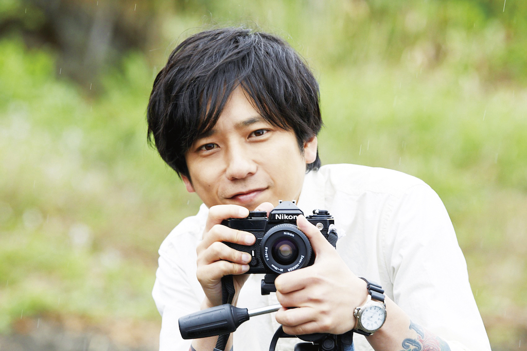 『浅田家！』二宮和也が笑顔でカメラを構える場面写真解禁、公開日は10.2に決定