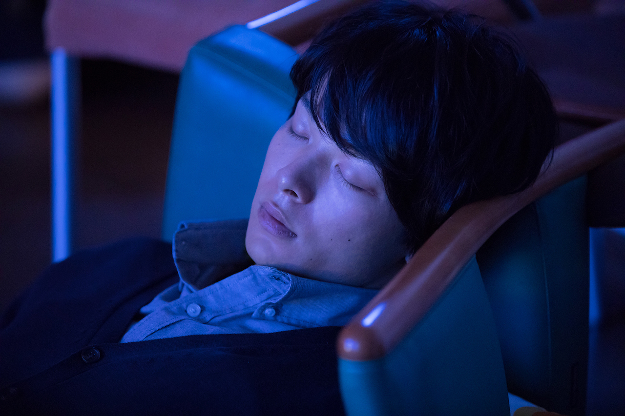 『水曜日が消えた』中村倫也演じる“7人の僕”寝顔写真、目覚める時のリアクションにも注目