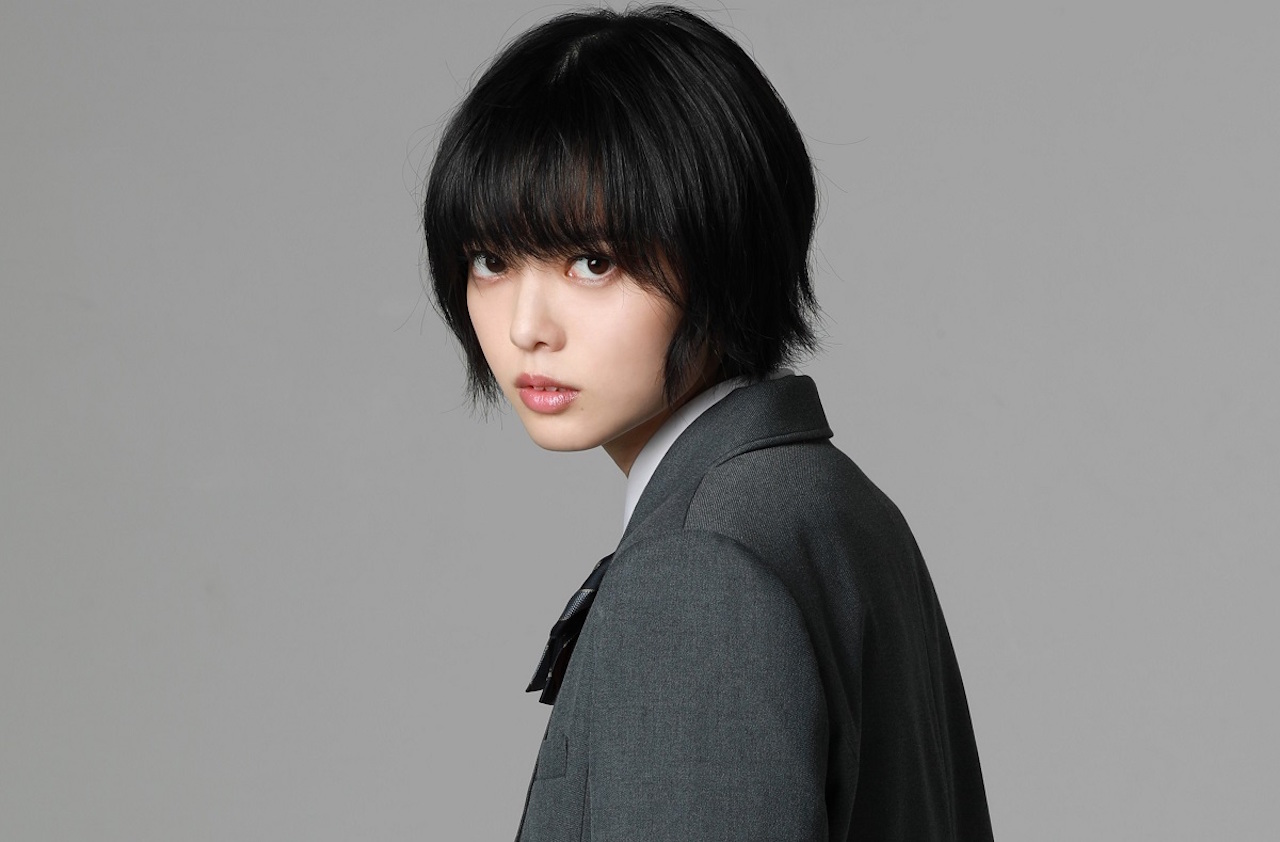 平手友梨奈が“呪いの力”を操る女子高生役で出演、岡田将生×志尊淳『さんかく窓の外側は夜』